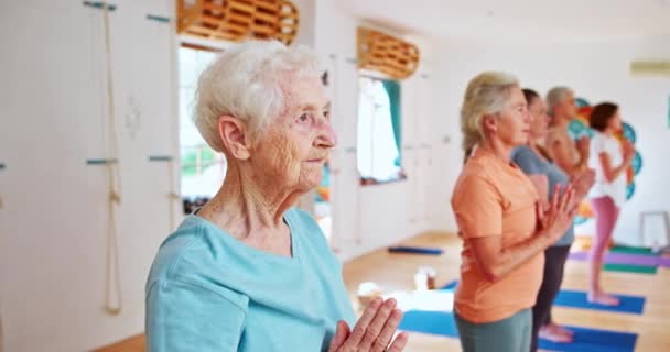 Starsza Kobieta Fitness Zajęcia Jogi Modlitwą Duchowe Zdrowie Lub Równowagę — Wideo stockowe