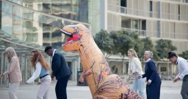 Negócios Pessoas Dança Traje Livre Com Dinossauro Inflável Divertido Felicidade — Vídeo de Stock