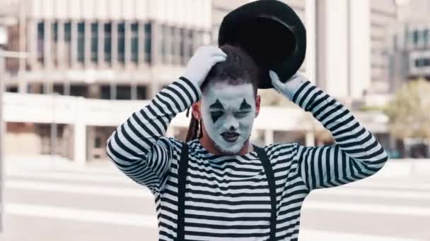 Düşünmek Pandomimci Şehirde Fikri Olan Bir Adam Şaka Espri Çılgın — Stok video