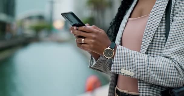 ウェブ会話 チャット またはB2Bネットワーキングのクローズアップで 市内のビジネス女性の電話 旅行ガイド タクシーの位置追跡のためのスマートフォン アプリおよびコンサルタントのオンライン屋外 — ストック動画