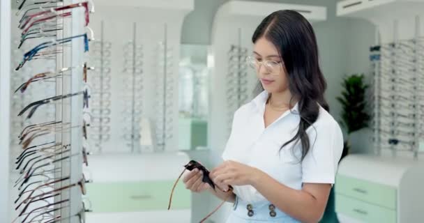 Brýle Obchod Žena Čistící Čočky Látkou Pro Vidění Zrak Designový — Stock video