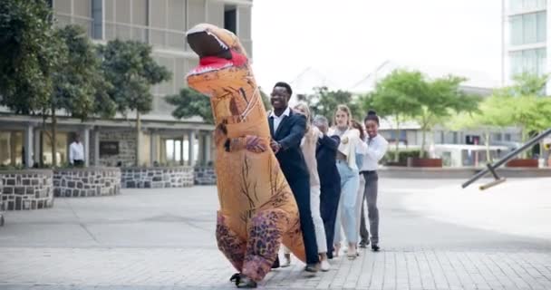 Бизнес Люди Танцевать Открытом Воздухе Костюме Надувного Динозавра Весельем Счастьем — стоковое видео