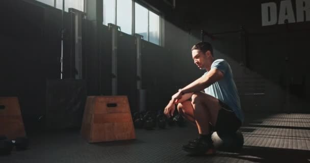 Pauză Exerciții Fizice Timp Bărbatul Sportiv Sală Pentru Odihni Pentru — Videoclip de stoc