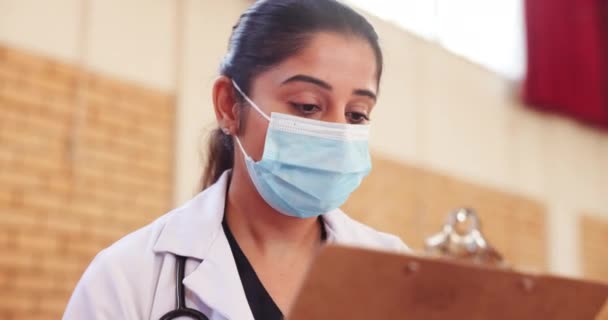 Læge Udklipsholder Eller Maske Vaccination Høring Eller Spørgsmål Overholdelse Sygesikring – Stock-video