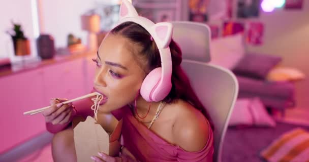 Tecnología Streaming Mujer Con Fideos Comer Auriculares Para Gen Influencer — Vídeos de Stock