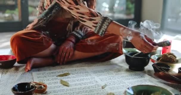 Kvinna Brinnande Salvia Och Ritual För Läkning Energibalans Och Schaman — Stockvideo