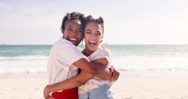 Frauen Gesicht Und Umarmung Strand Mit Liebe Sommerurlaub Oder Urlaub — Stockvideo