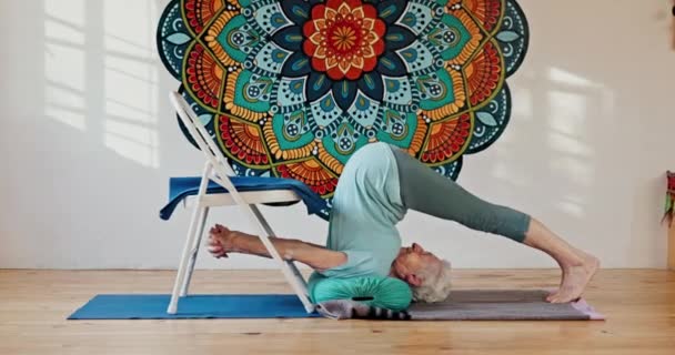 Stuhl Alte Frau Und Yoga Mit Training Hause Und Ruhestand — Stockvideo