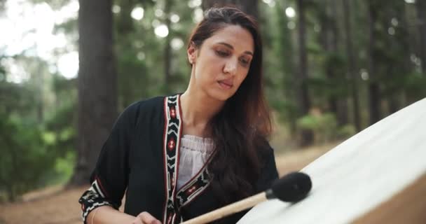 Kadın Doğa Şaman Ormanda Ruhsal Iyileşme Bütünsel Ses Terapisi Için — Stok video
