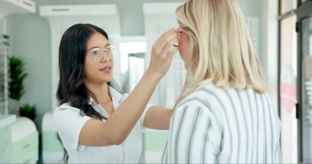 Optiker Beratung Und Frau Mit Brille Geschäft Und Kunde Beim — Stockvideo