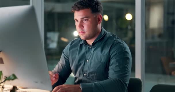 Negócios Homem Bocejo Noite Por Computador Com Burnout Cansado Digitar — Vídeo de Stock