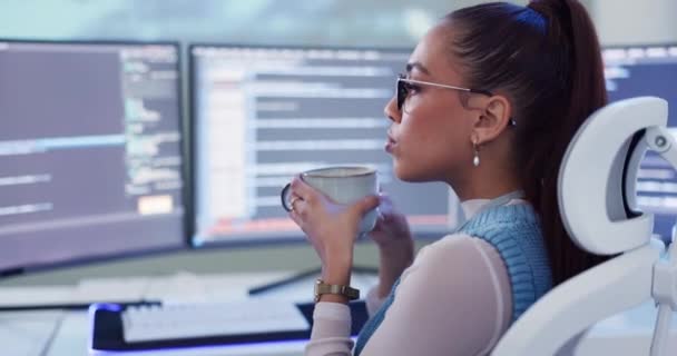 Kobiet Ekranu Komputerowego Oprogramowania Badań Programistów Lub Kodowania Kawy Lub — Wideo stockowe