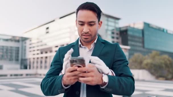 Business Outdoor Und Mann Mit Smartphone Pantomime Oder Online Lesen — Stockvideo