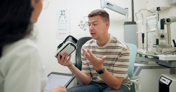 オプトメトリジスト Vrゴーグル ビジョン 将来の眼の健康または医療イノベーションのための健康についての議論 処方箋のための専門家 診療所および光学サポート 点検および相談かケア — ストック動画