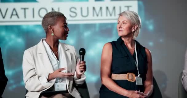 Présentation Conférence Femmes Affaires Sur Une Scène Discussion Discours Discours — Video