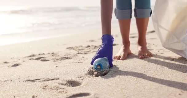 Vrijwilligerswerk Strand Plastic Reiniging Voor Milieu Gemeenschapsdienst Voor Vervuiling Milieuvriendelijk — Stockvideo