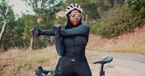 Donna Nera Stretching Bici Ciclismo Con Esercizio All Aperto Pilota — Video Stock