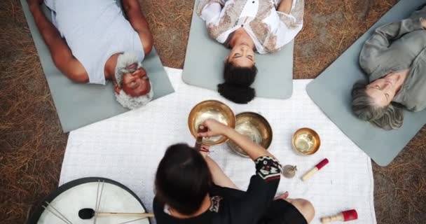 Sound Meditation People Tibetan Singing Bowl Indigenous Spiritual Healing Holistic — Stock Video