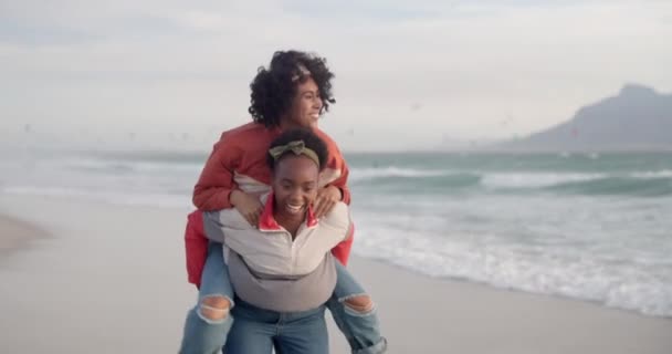 Lesbijki Piggyback Lub Para Plaży Wakacjach Łonie Natury Morzu Miami — Wideo stockowe