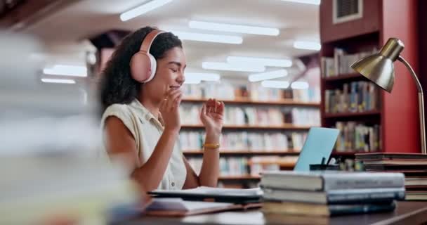 Headphones Dancing Woman Library Laptop Knowledge Elearning Research College Online — Stock Video