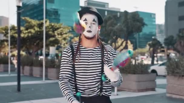 Жонглювання Мім Людина Місті Виступ Розваги Творчі Дії Міському Місті — стокове відео