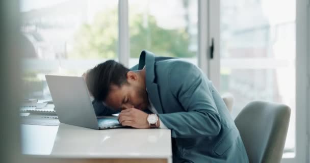 Tired Sleeping Business Man Computer Deadline Report Bad Time Management — Stock Video