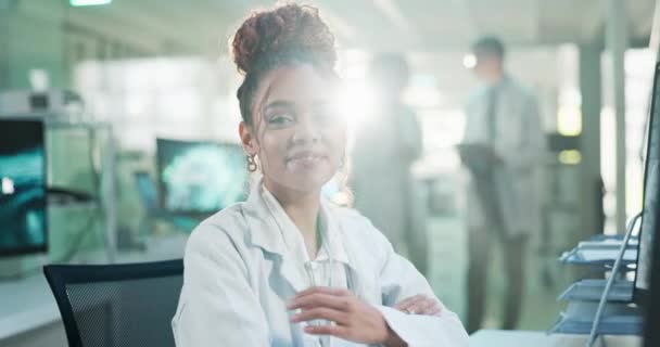 Scientist Woman Arms Crossed Smile Laboratory Lens Flare Cognitive Study — Stock Video