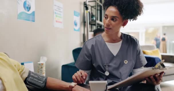 Mujer Feliz Enfermera Paciente Con Portapapeles Para Escribir Prescripción Diagnóstico — Vídeos de Stock