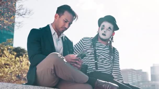 Geschäftsmann Pantomime Und Genervt Der Stadt Mit Smartphone Für Anrufe — Stockvideo