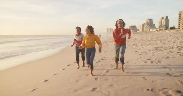 Бегущие Друзья Счастливые Люди Пляже Время Летнего Отдыха Море Майами — стоковое видео