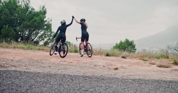 運動チャレンジ コミットメント 勝利のための丘での山の祝賀のための人々 5と自転車 そしてチームワーク フィットネス パスで健康的なトレーニングのためにバックアップ — ストック動画