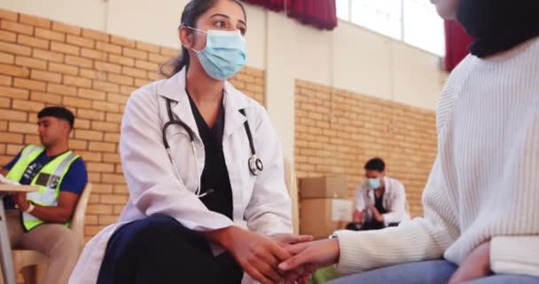 여성은 단체에서 마스크에 봉사자의 친절에 환자를 지원합니다 전문가 편안함 신뢰를위한 — 비디오