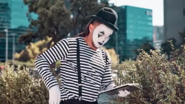Performance Mime Person City Creative Outdoor Tablet Acting Circus Costome — Stock Video