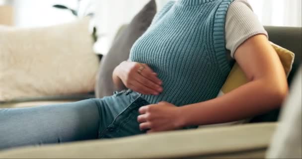 胃和抽筋疼痛在家里经期 消化或发炎 用于子宫解剖的沙发上的人 手和臃肿的腹部或因肚子痛 溃疡或受伤而产生的焦虑 — 图库视频影像