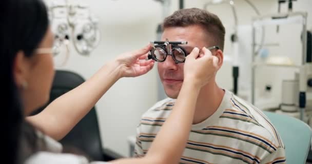 试用眼镜 与客户 医生和医疗保健人员共同使用 具有专业清晰的视力 有镜框的人 客户和员工以及经咨询和任命的视光师 — 图库视频影像