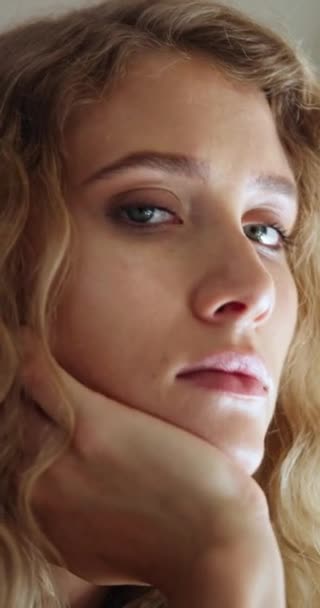Vrouw Gezicht Verdrietig Huis Denken Alleen Van Het Geheugen Depressief — Stockvideo