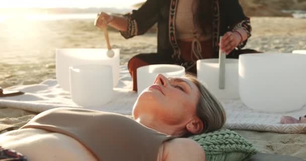 People Beach Sound Therapy Healing Meditation Spiritual Peace Tibetan Bowls — Stock Video