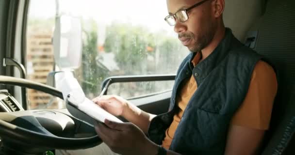 Zwarte Man Schrijven Leveren Met Busje Checklist Schema Updates Koeriersdienst — Stockvideo