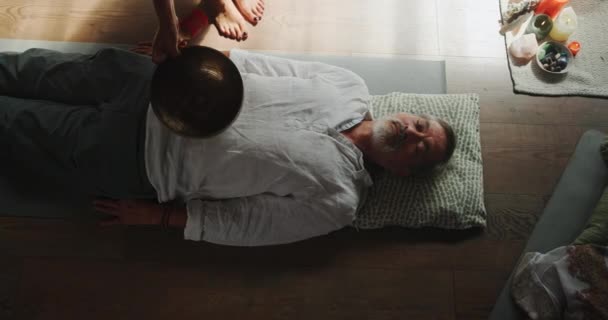 Ηρεμία Τιμπετάν Και Άνθρωπος Χαλάρωση Για Διαλογισμό Στο Πάτωμα Επούλωση — Αρχείο Βίντεο