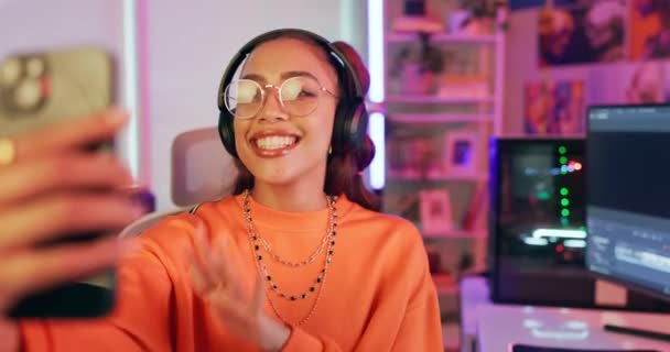Videollamada Gamer Mujer Feliz Con Auriculares Casa Neón Para Publicar — Vídeos de Stock