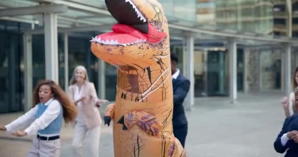 Affärer Människor Och Dans Kostym Utomhus Uppblåsbara Dinosaurie Med Roligt — Stockvideo