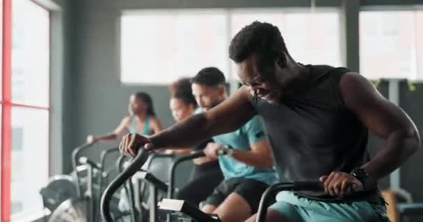 Bicicleta Gimnasio Personas Con Fitness Entrenamiento Desafío Con Resistencia Cardio — Vídeo de stock
