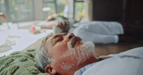 Starszy Mężczyzna Relaks Spanie Poduszką Dla Zen Zdrowia Odnowy Biologicznej — Wideo stockowe