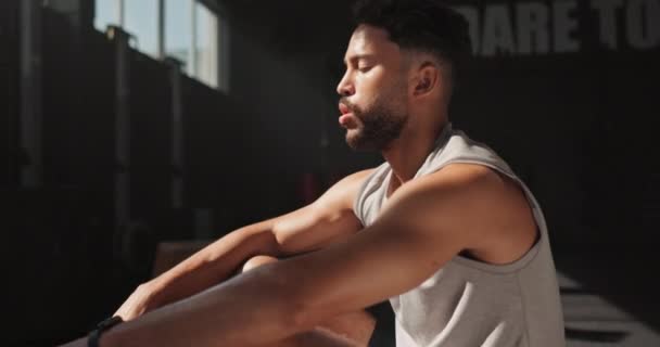 Przerwa Fitness Pot Sportowcem Siłowni Aby Odpocząć Powrót Zdrowia Treningu — Wideo stockowe