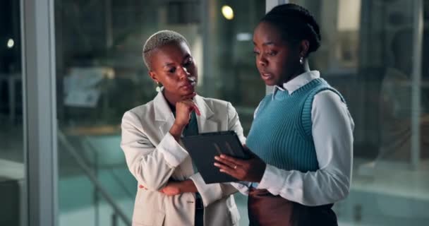 Schwarze Frauen Business Oder Tablet Der Nacht Büro Kollaboration Oder — Stockvideo