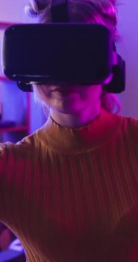 VR, oyun ve kadınlar evde kulaklık, teknoloji ve online yayın tecrübesiyle rahatlar. Sanal gerçeklik, video oyunu ve kız uygulamalı fütüristik esport gözlükleriyle yaratıcı yazılımı keşfediyor..