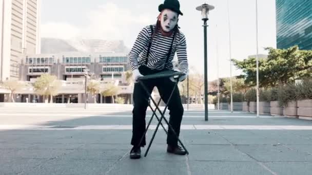 Muž Umělec Pouliční Mim Nebo Performer Skládacím Stolem Pro Cirkus — Stock video
