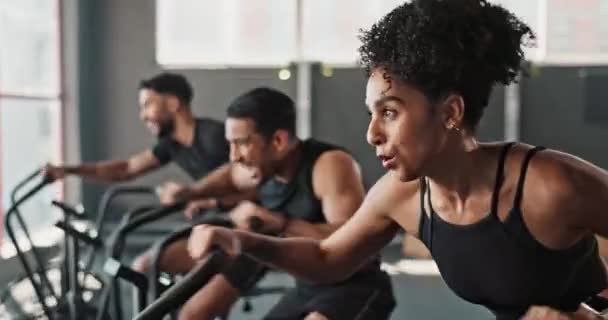 Fitness Vrienden Fietsen Met Uithoudingsvermogen Fitnessruimte Voor Stabiliteit Gezondheid Welzijn — Stockvideo