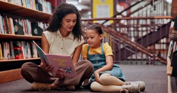 Mujer Niño Libro Para Biblioteca Apoyo Lectura Para Futuro Crecimiento — Vídeos de Stock