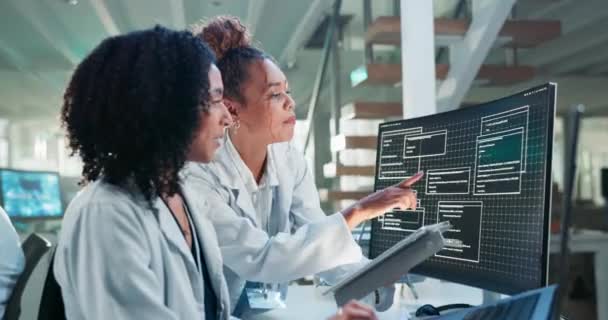 コンピュータ タブレット 女性科学者が イノベーションのためのソリューション ブレインストーミング コラボレーションについて議論します Pc画面で研究やアイデアや統計を話すドクター チームワーク — ストック動画